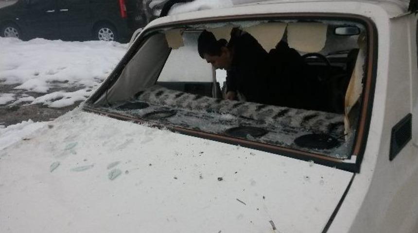 &Ccedil;atıdan D&uuml;şen Karlar Otomobili &Ccedil;&ouml;kertti