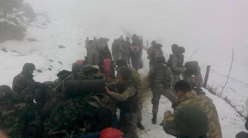 Komando Timleri Astsubayı Şehit Edeni Bulmak I&ccedil;in Karlı Dağlarda