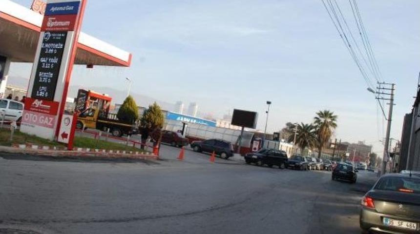 Akaryakıt Istasyonunda Indirim Kuyruğu