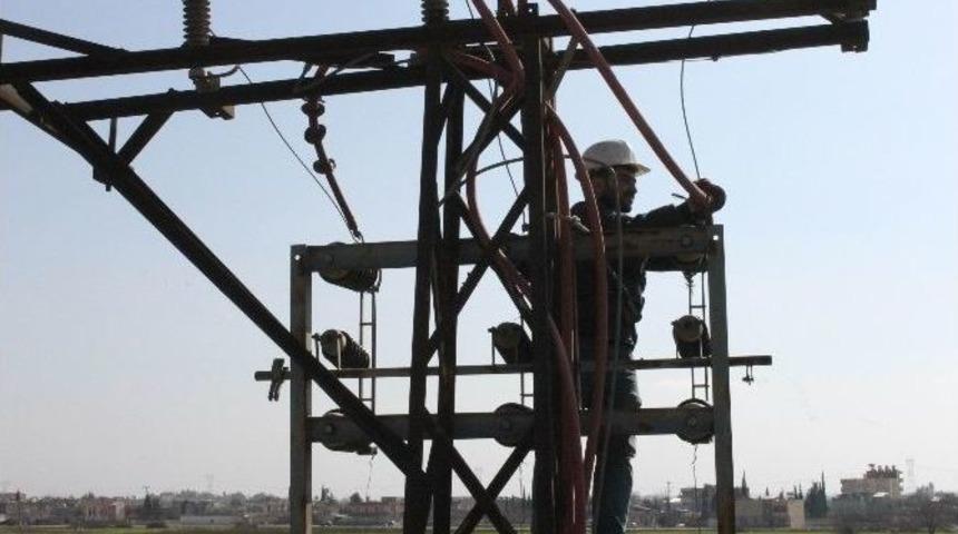 Teiaş&rsquo;ın Yaptığı Kesintiyi Fırsat Bilen Dedaş, Trafolara Bakım Yaptı