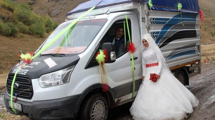 Gelin Arabası Yerine Gelin Kamyonu