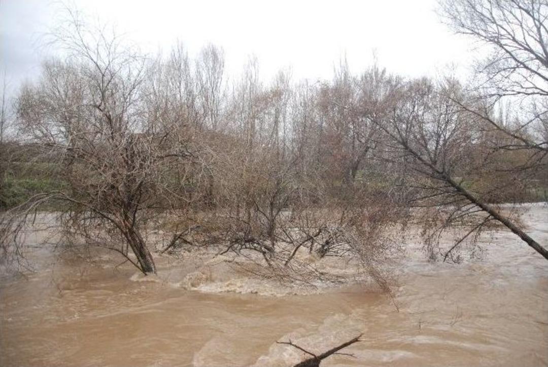 Lodos Ve Sağanak Yağış 18 Tekneyi Batırdı