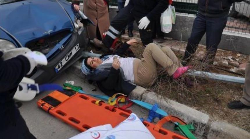 Kaldırımda Y&uuml;r&uuml;rken Otomobil &Ccedil;arpan Hamile Kadının Karnındaki Bebeği &Ouml;ld&uuml;