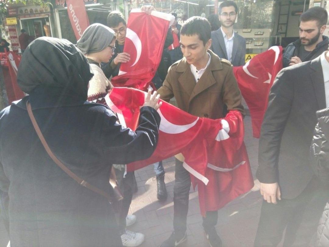 Isparta &Uuml;lk&uuml; Ocaklarından Sınırsız T&uuml;rk Bayrağı Dağıtımı