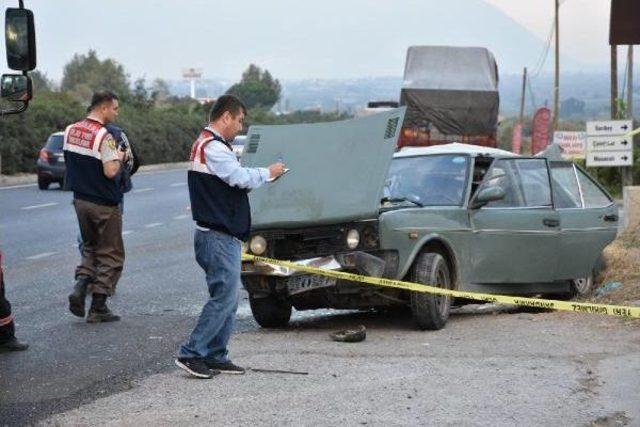 K&ouml;peğe &Ccedil;arpmamak I&ccedil;in Kaza Yaptı: 1 &Ouml;l&uuml;, 4 Yaralı 1