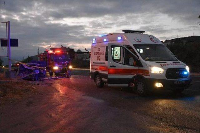 K&ouml;peğe &Ccedil;arpmamak I&ccedil;in Kaza Yaptı: 1 &Ouml;l&uuml;, 4 Yaralı 3