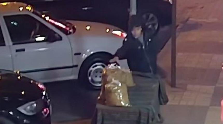 T&uuml;t&uuml;n &Ccedil;alan &Ccedil;ocuk Kameralara Takıldı