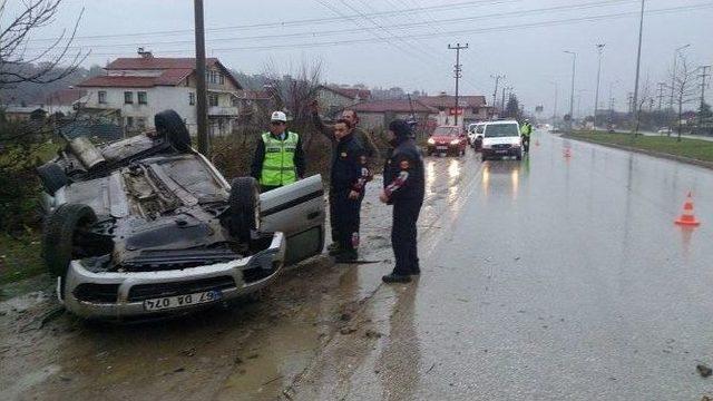 Otomobil Takla Atarak Ters Döndü