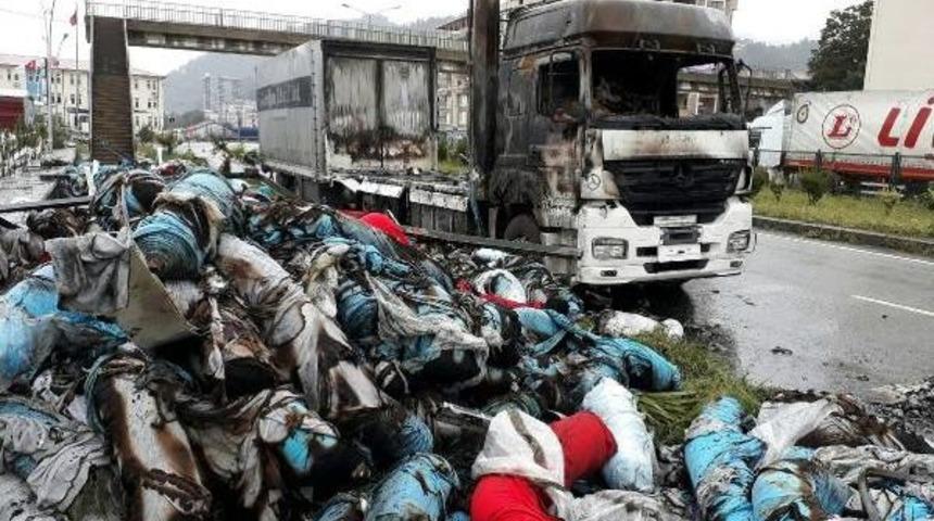 2 Kişinin &Ouml;ld&uuml;ğ&uuml; Kazanın Ardından Tır'ı Ateşe Verdiler