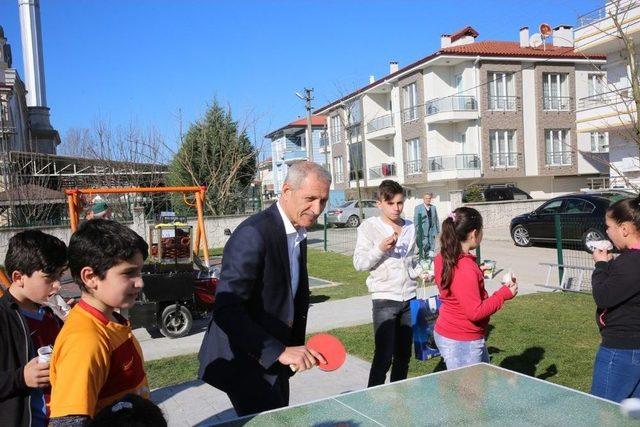 Başkan Dişli, Yeni Yapılan Parkta &Ccedil;ocuklarla Tenis Oynadı 1