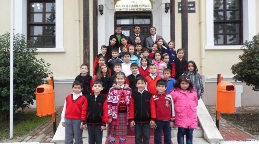 &Ouml;ğrenciler Halk K&uuml;t&uuml;phanesini Gezdi