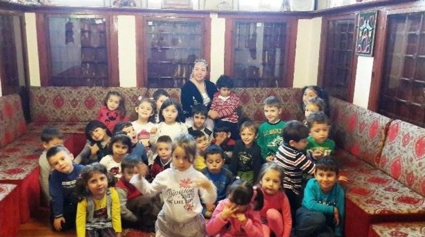 Tarihi Konakta &Ccedil;ocuklara Masal Saati Anlatılıyor