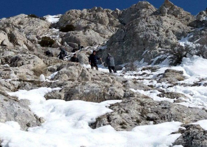 Dağda Mahsur Kalan 8 Kişi Kurtarıldı G2