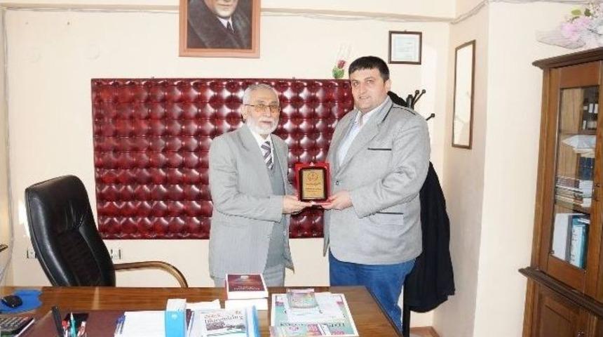 Seyitgazi M&uuml;ft&uuml;s&uuml; Cengiz&rsquo;e Teşekk&uuml;r Plaketi