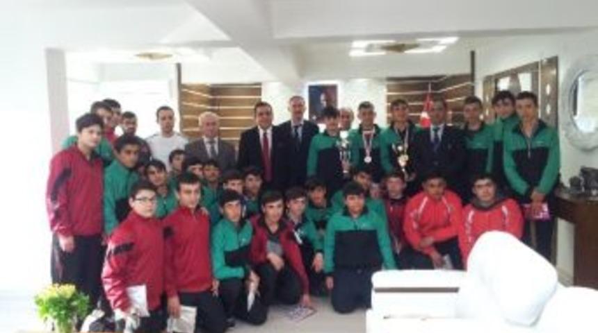 Şampiyon G&uuml;reş&ccedil;ilerden Kaymakam Ziyareti