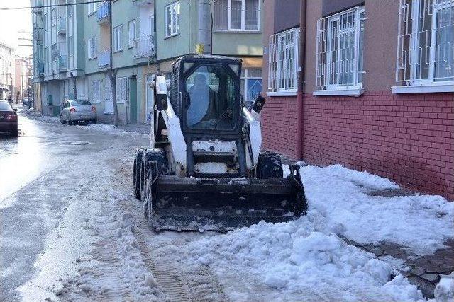 Ara Sokaklarda Kar Temizleme Çalışmaları Devam Ediyor