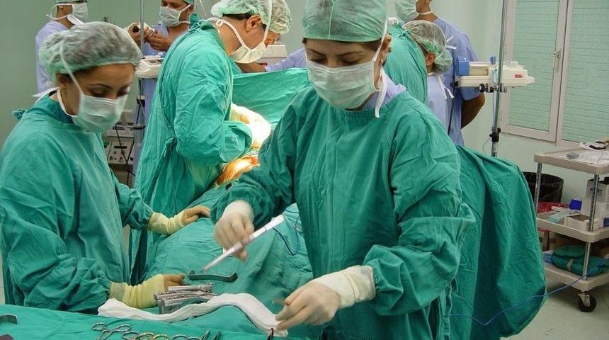 Bağırsaktaki 15 Cm&rsquo;lik Kitleye Laparoskopi Operasyonu