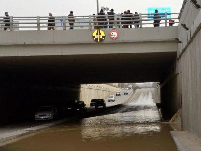 Alt Geçidi Su Bastı, Yol Trafiğe Kapandı