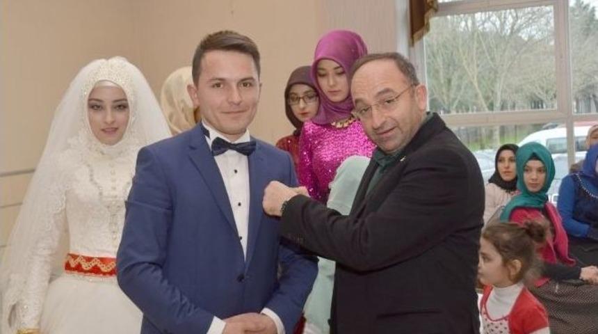 Başkan &Uuml;z&uuml;lmez En Mutlu G&uuml;nlerinde Kartepelilerin Yanında