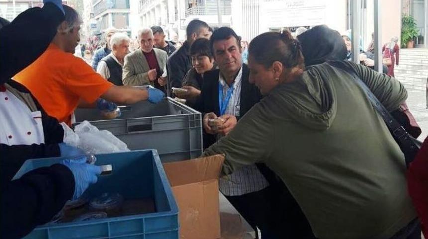 Aşure Dağıtımında Uzun Kuyruklar Oluştu