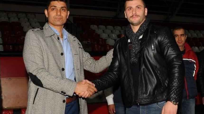 Muay Thai Uşak Se&ccedil;melerinde Kavga Edenler Barıştı