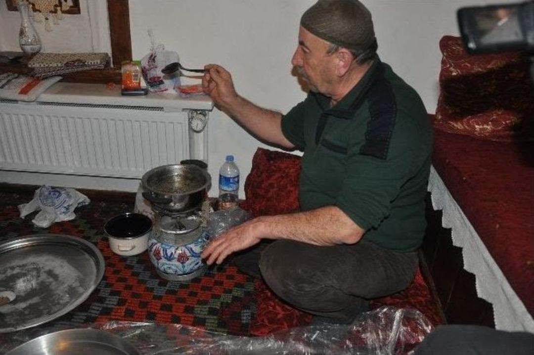 Sandıklı&rsquo;da Kış Gecelerinin Geleneksel Eğlencesi Tel Helva