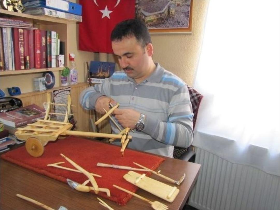 Cami İmam Hatibinden Ahşaptan Maket Ara&ccedil;lar