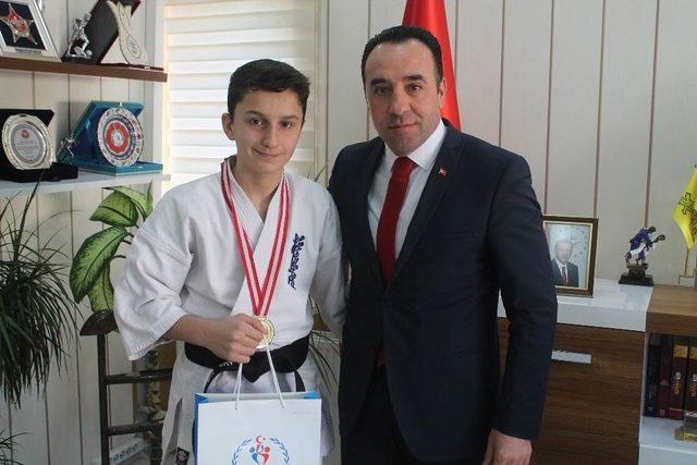 Karate Türkiye Şampiyonasında Bilecikli Minik Karatecilerden Büyük Başarı