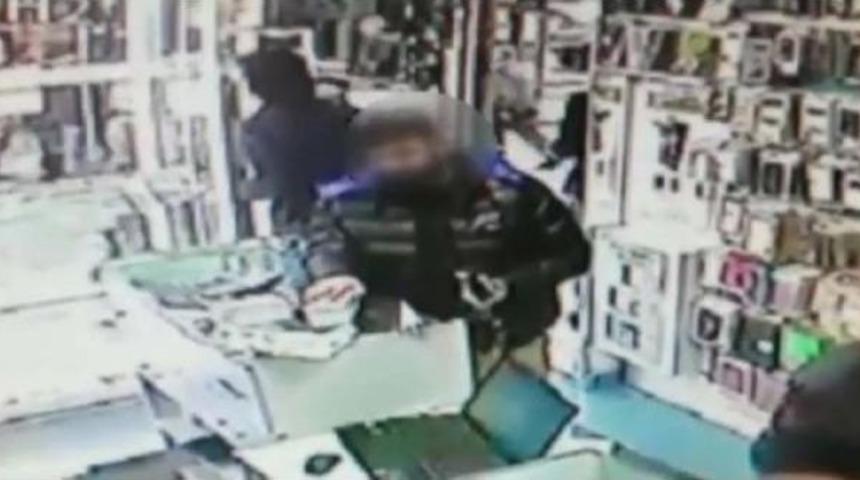 Cep Telefonu &Ccedil;alarken Kameralara Yakalandı