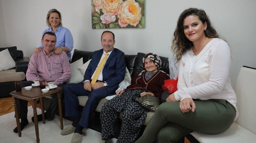 D&uuml;nya Yaşlılar G&uuml;n&uuml;&rsquo;nde G&ouml;n&uuml;llerince Eğlendiler