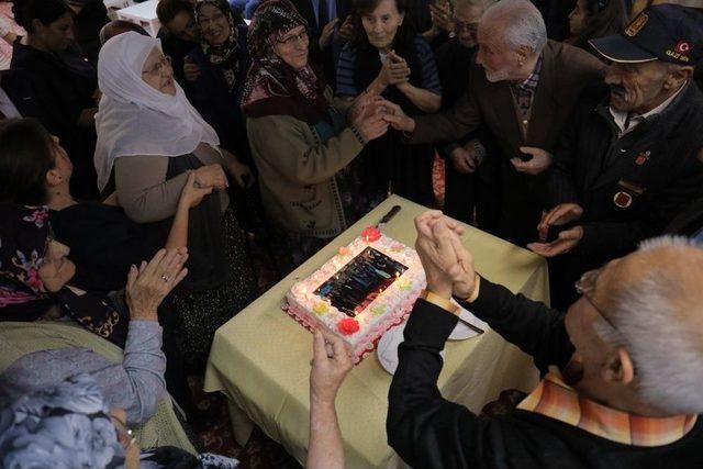 D&uuml;nya Yaşlılar G&uuml;n&uuml;&rsquo;nde G&ouml;n&uuml;llerince Eğlendiler 1