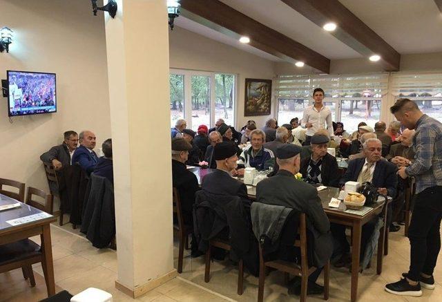 D&uuml;nya Yaşlılar G&uuml;n&uuml;&rsquo;nde G&ouml;n&uuml;llerince Eğlendiler 2