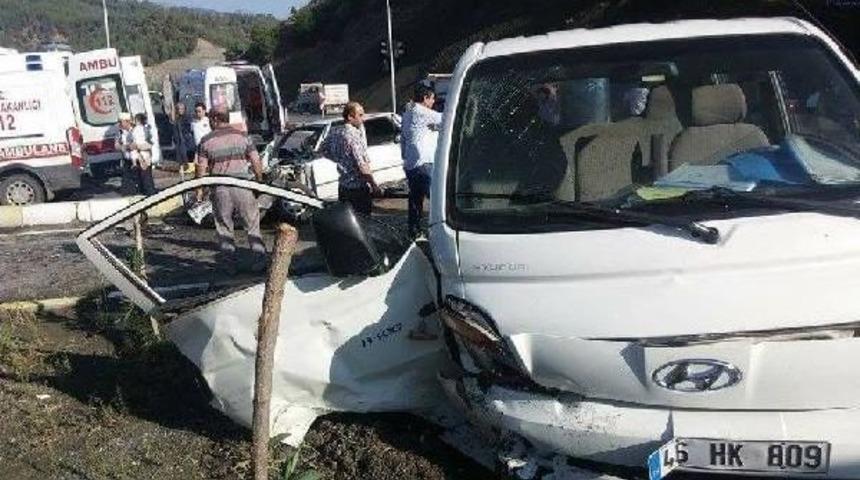 Kamyonet Ile Otomobil &Ccedil;arpıştı: 9 Yaralı