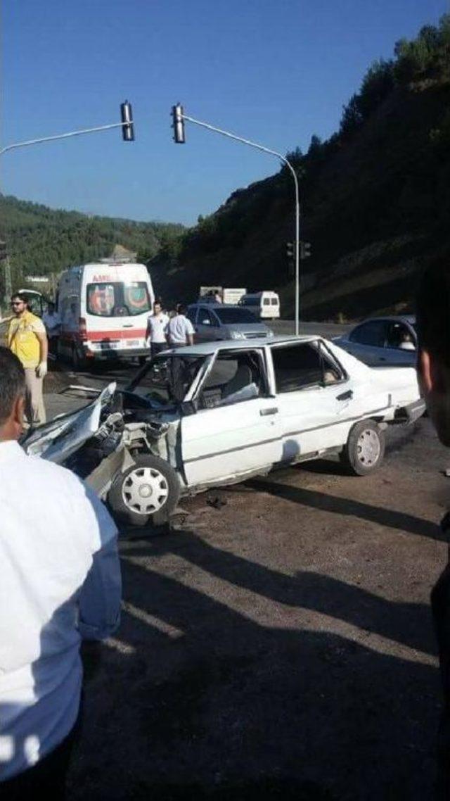 Kamyonet Ile Otomobil &Ccedil;arpıştı: 9 Yaralı 1