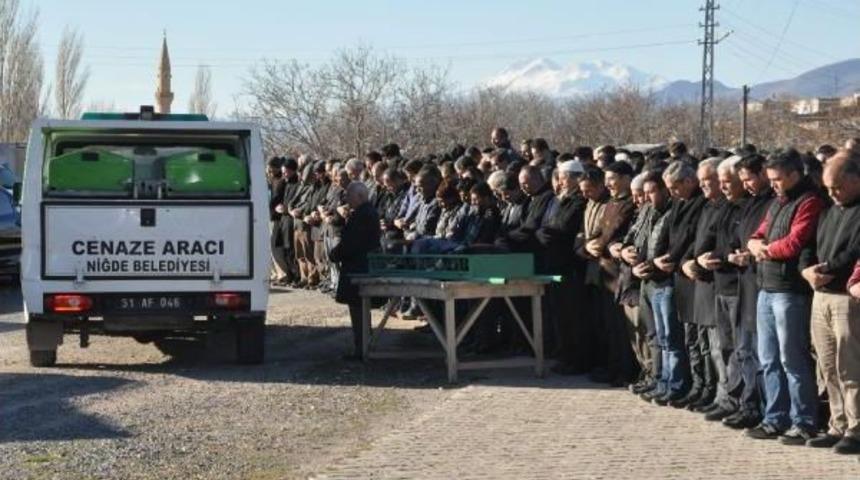 Niğde'de Tren Otomobile &Ccedil;arptı: 2 &Ouml;l&uuml; (2)