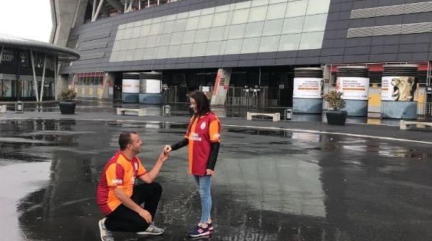 Fanatik Taraftardan İlgin&ccedil; Evlenme Teklifi