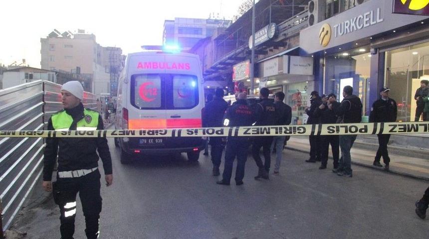 Kilis Valisi Mehmet Tekinarslan Roketin D&uuml;şt&uuml;ğ&uuml; B&ouml;lgede İnceleme Yaptı