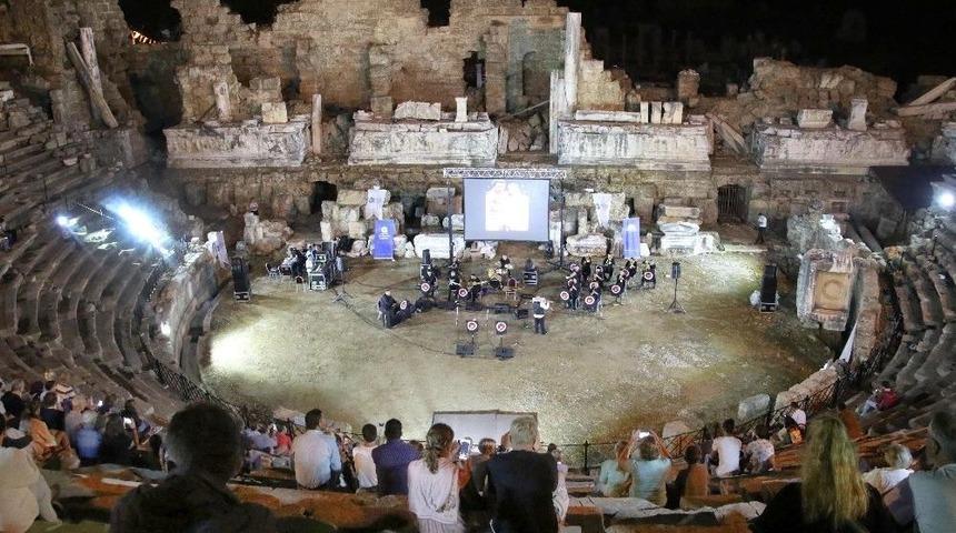 Side Antik Tiyatrosu&rsquo;nda M&uuml;zik Dinletisi