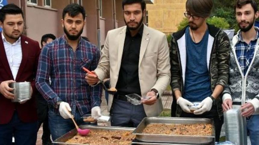 &Uuml;niversite &Ouml;ğrencilerine Aşure Dağıtıldı