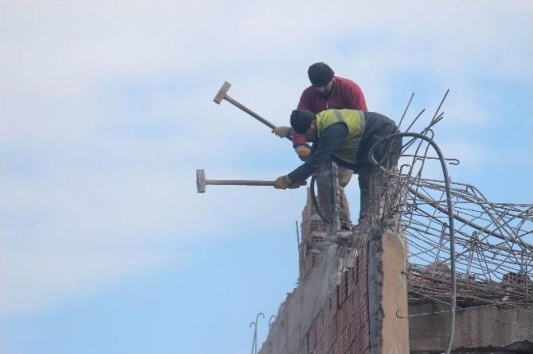 Bina Yıkarken &Ouml;l&uuml;me Meydan Okuyorlar