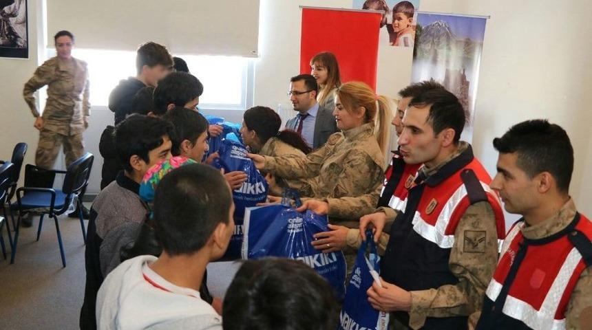 Jandarmadan G&ouml;&ccedil;menlere Kıyafet Desteği