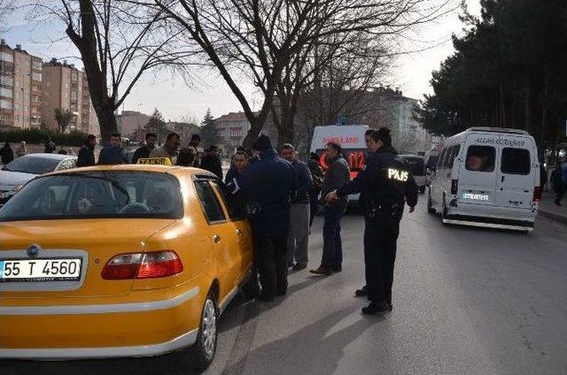 Otomobil Yayaya Çarptı: 1 Yaralı 2