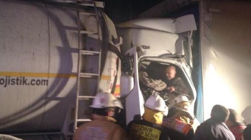 Kazada Sıkışan Tır Şof&ouml;r&uuml; Kurtarıldı