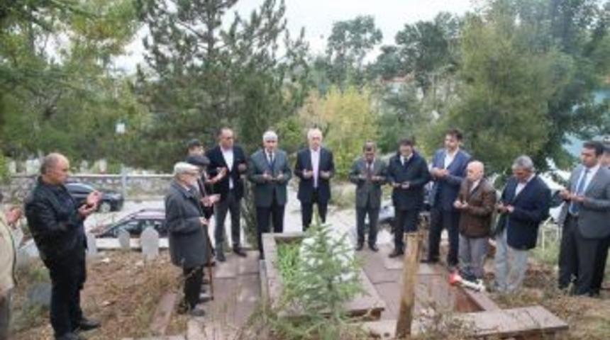 Ahmet Yakupoğlu &Ouml;l&uuml;m&uuml;n&uuml;n Birinci Yılında Mezarı Başında Anıldı