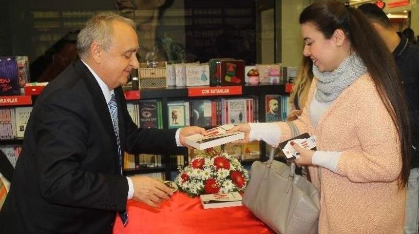 Sabri Uzun &rsquo;in&rsquo; Kitabını İmzaladı