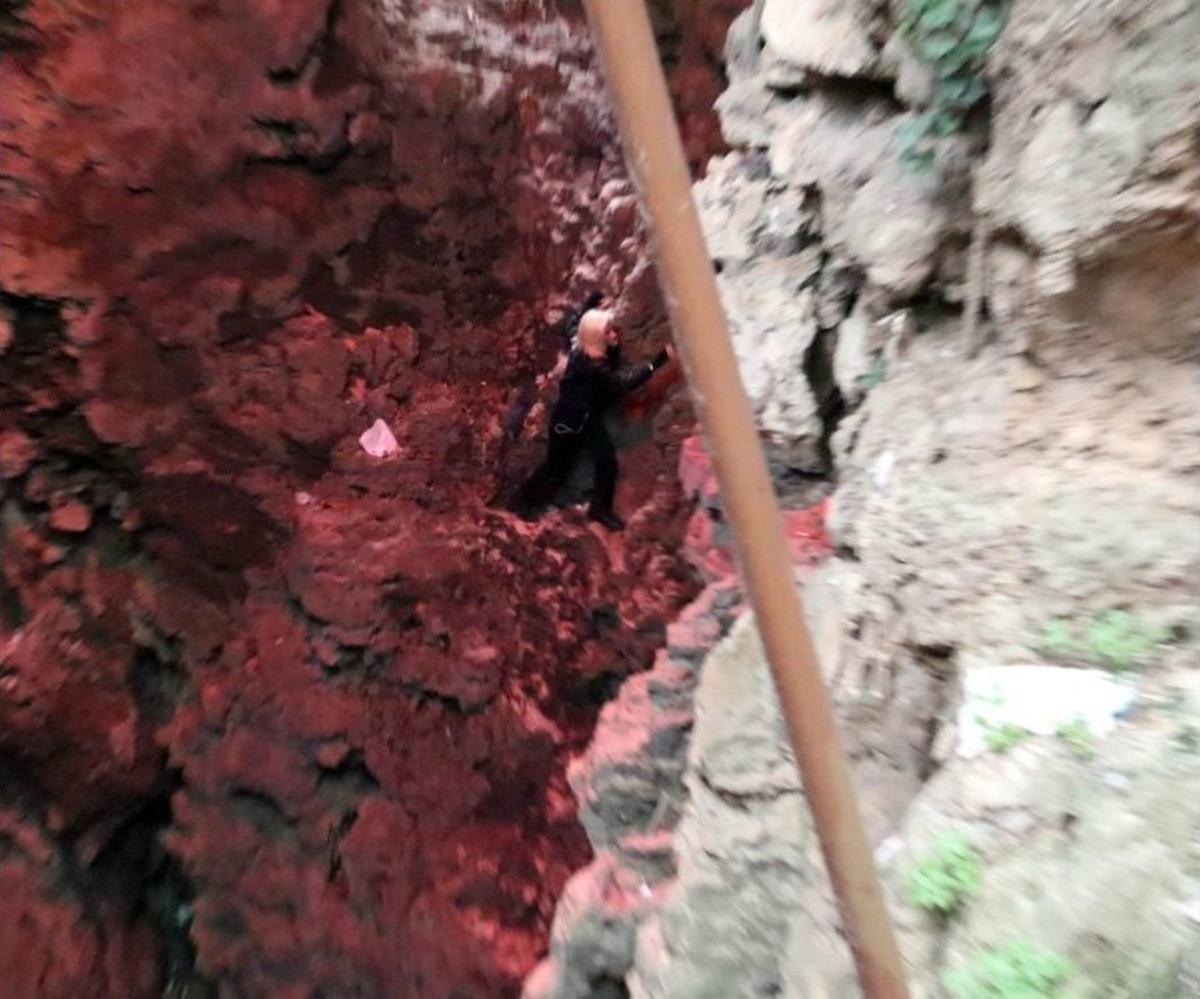 Kafasından Yaralandı Tedaviyi Kabul Etmeyip Kayalıklara Tırmandı