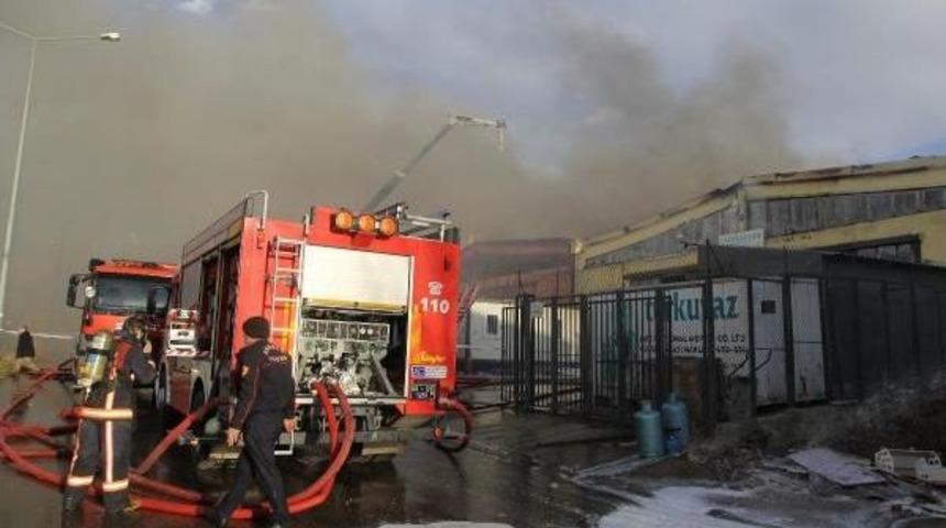 Kazan'da Nakliye Firması Deposu Alev Alev Yandı