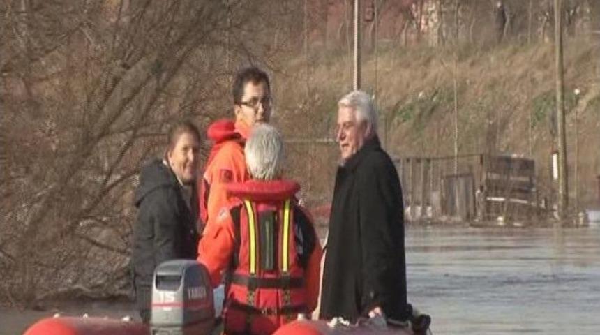 Edirne Belediyesi Eski Başkanı Sedef&ccedil;i, Selde Mahsur Kaldığı Bağ Evinden Afad Ekipleri Tarafından Kurtarıldı