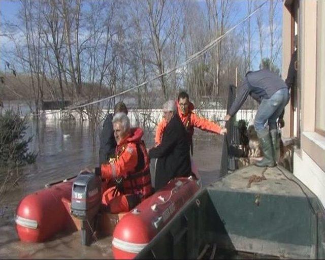 Edirne Belediyesi Eski Başkanı Sedefçi, Selde Mahsur Kaldığı Bağ Evinden Afad Ekipleri Tarafından Kurtarıldı