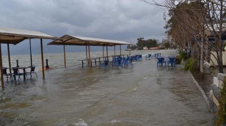 Fırtına, Yağmur K&ouml;yceğiz'de Hayatı Fel&ccedil; Etti